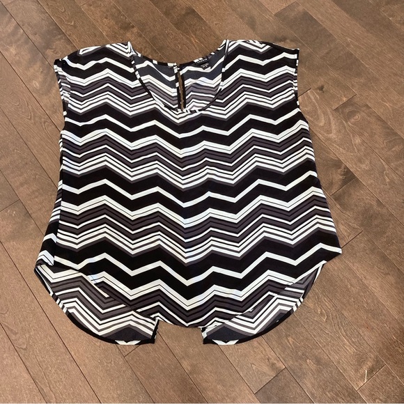 Torrid Size 0 Black, Mint & Grey Chevron Button Back Top - Picture 4 of 9